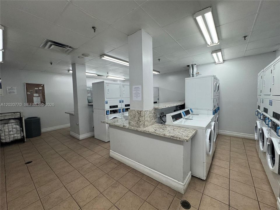 For Sale: $349,000 (2 beds, 2 baths, 914 Square Feet)