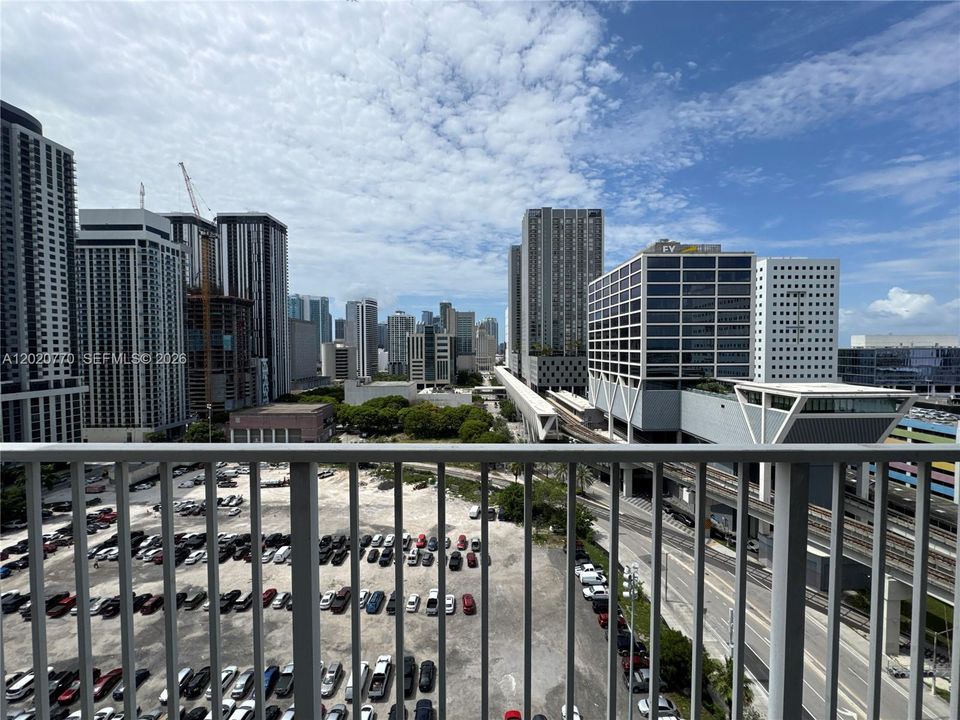 For Sale: $349,000 (2 beds, 2 baths, 914 Square Feet)