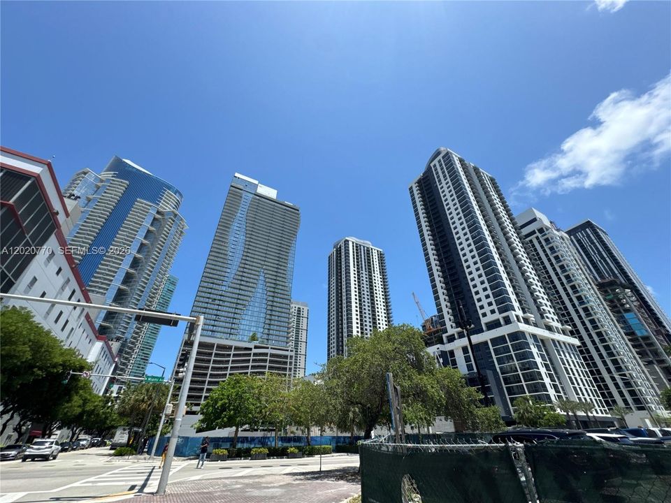 For Sale: $349,000 (2 beds, 2 baths, 914 Square Feet)
