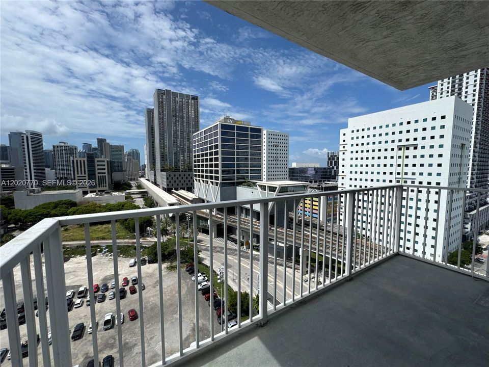 For Sale: $349,000 (2 beds, 2 baths, 914 Square Feet)