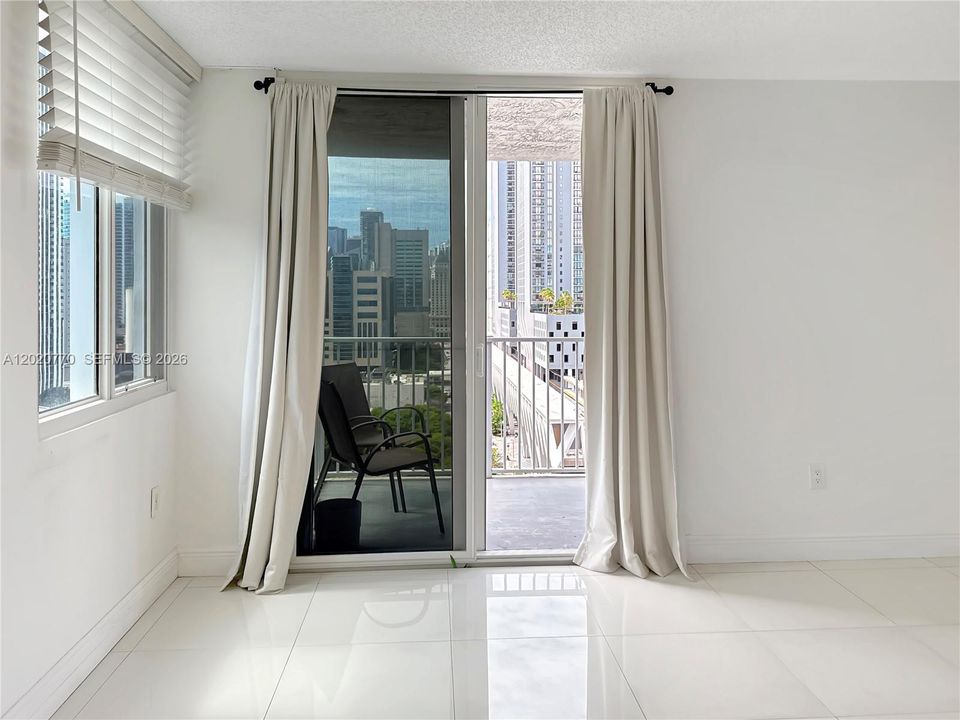 For Sale: $349,000 (2 beds, 2 baths, 914 Square Feet)