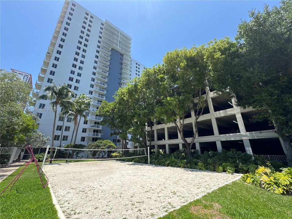 For Sale: $349,000 (2 beds, 2 baths, 914 Square Feet)