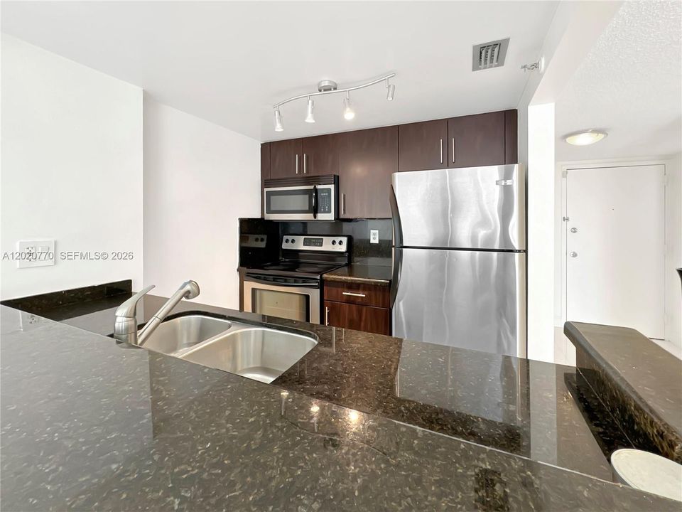 For Sale: $349,000 (2 beds, 2 baths, 914 Square Feet)