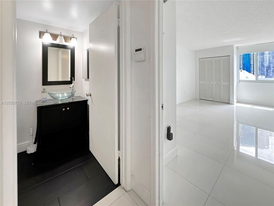 For Sale: $349,000 (2 beds, 2 baths, 914 Square Feet)