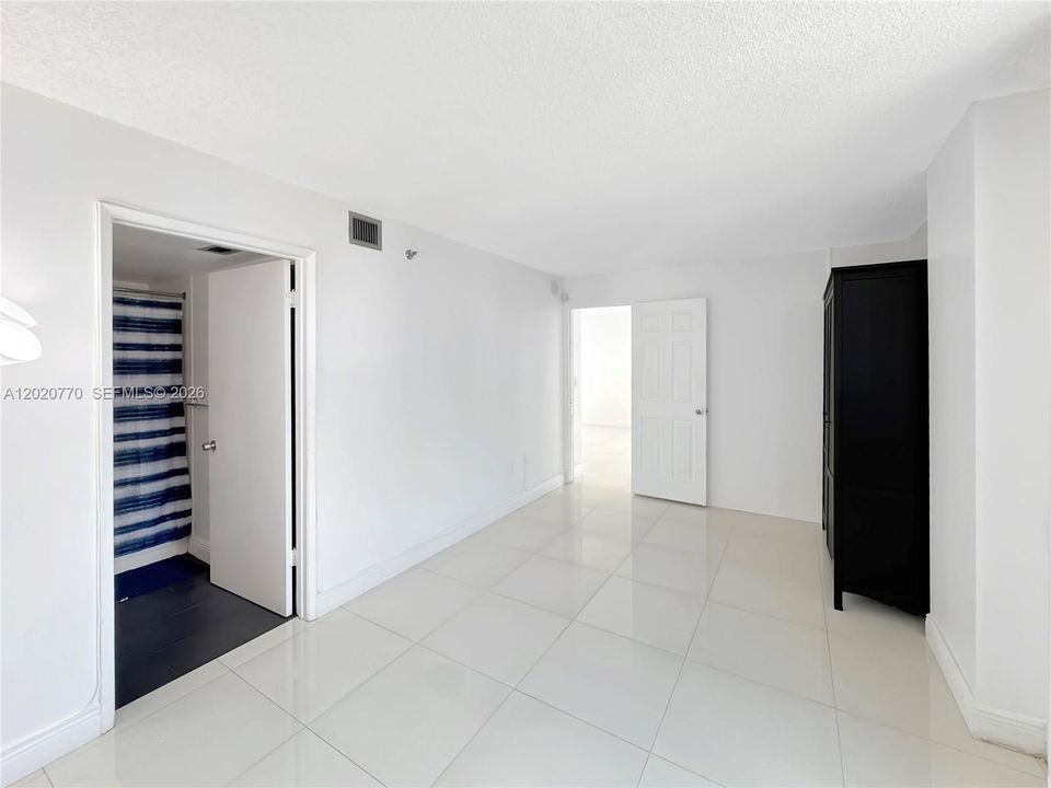 For Sale: $349,000 (2 beds, 2 baths, 914 Square Feet)