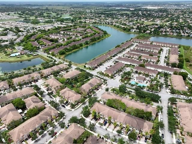 合同活跃: $375,000 (3 贝兹, 3 浴室, 1704 平方英尺)