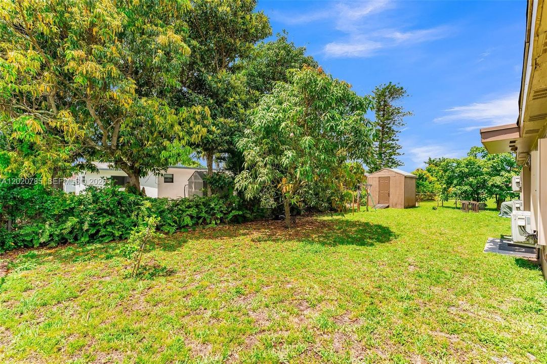 For Sale: $599,000 (5 beds, 2 baths, 1940 Square Feet)