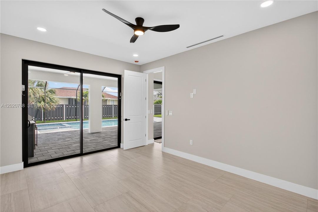 LARGE PRIMARY SUITE w/ sliding doors to lanai