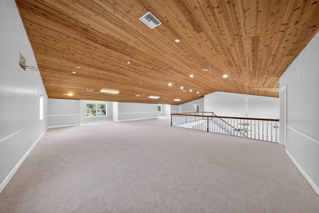 Oversized Loft/Bonus Room