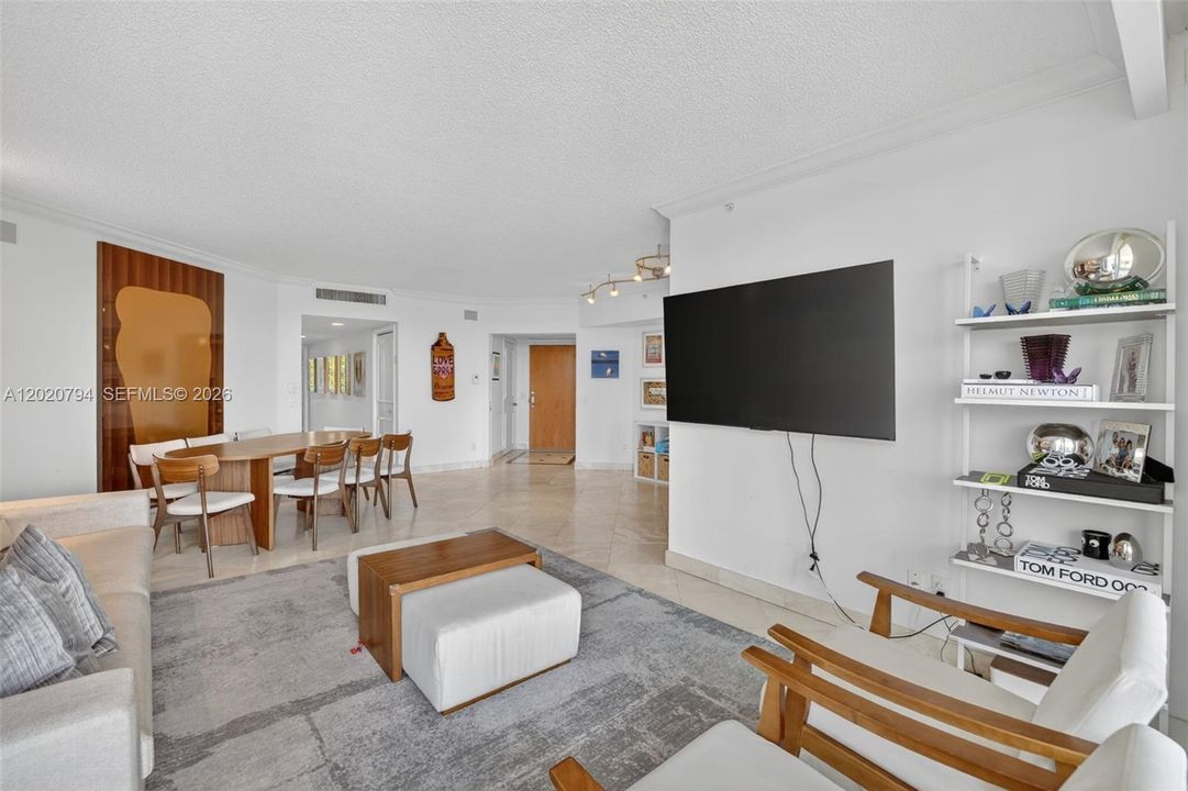 Activo con contrato: $5,500 (3 camas, 2 baños, 1870 Pies cuadrados)