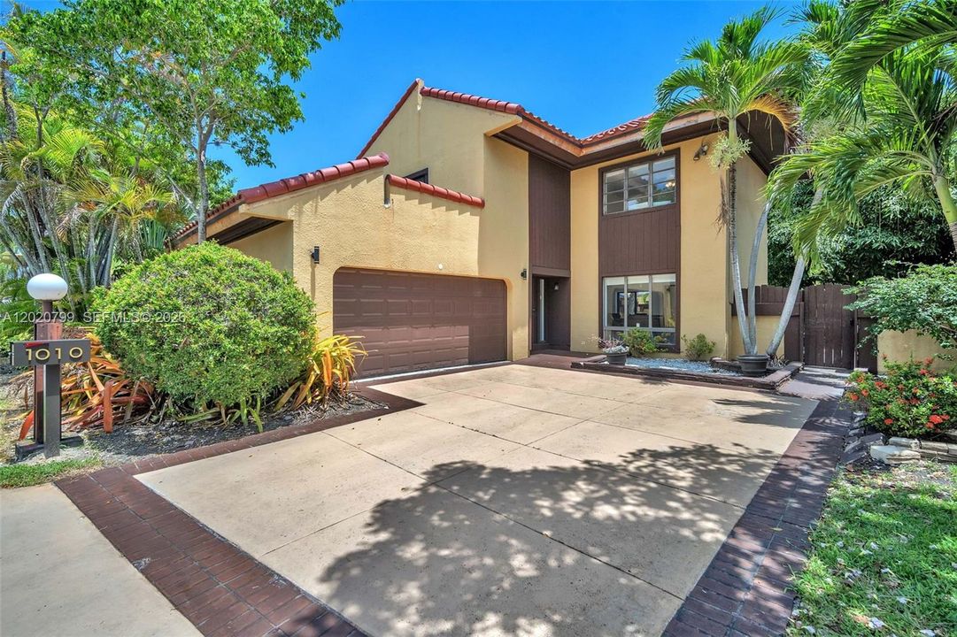 For Sale: $650,000 (3 beds, 2 baths, 2149 Square Feet)