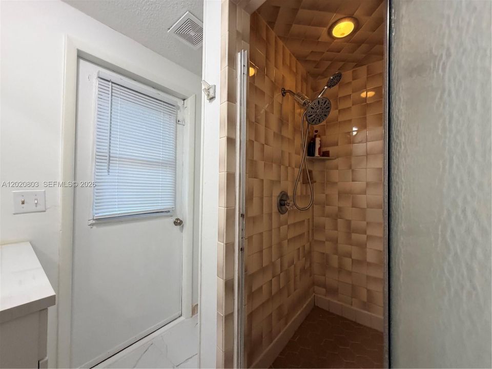 En Venta: $225,000 (4 camas, 2 baños, 1849 Pies cuadrados)