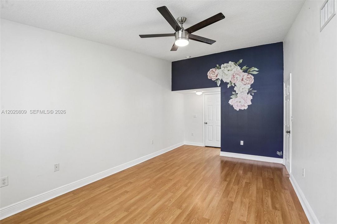 For Sale: $350,000 (3 beds, 2 baths, 1100 Square Feet)