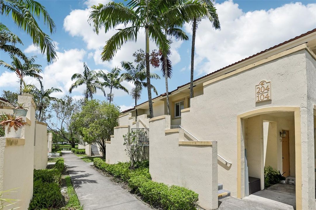 For Sale: $350,000 (3 beds, 2 baths, 1100 Square Feet)