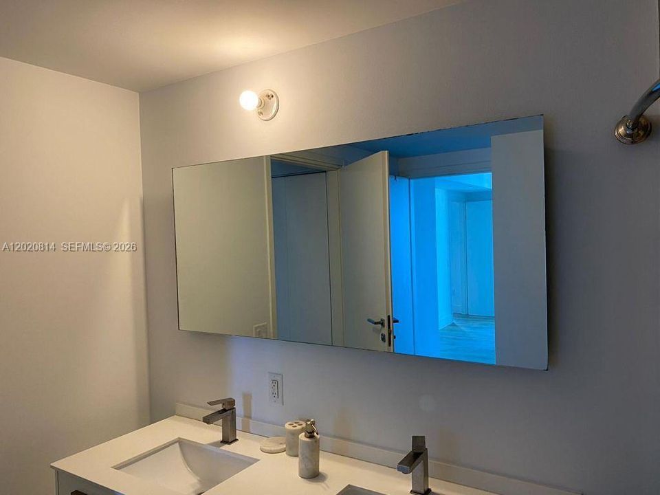 For Rent: $3,600 (1 beds, 1 baths, 696 Square Feet)