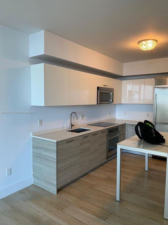 For Rent: $3,600 (1 beds, 1 baths, 696 Square Feet)
