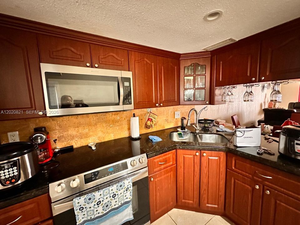 На продажу: $300,000 (2 спален, 2 ванн, 948 Квадратных фут)