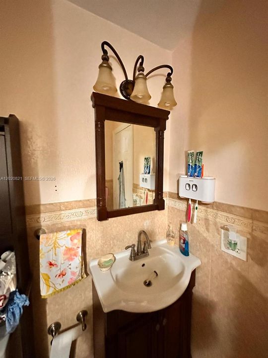 На продажу: $300,000 (2 спален, 2 ванн, 948 Квадратных фут)