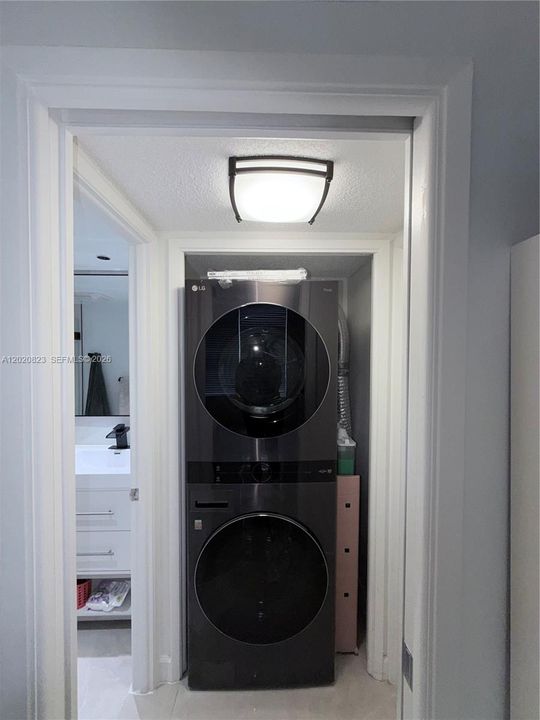 For Sale: $319,000 (2 beds, 2 baths, 1064 Square Feet)