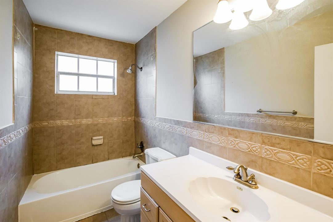 17-photo-Bathroom-e9ecfb05-fcf3-49da-847