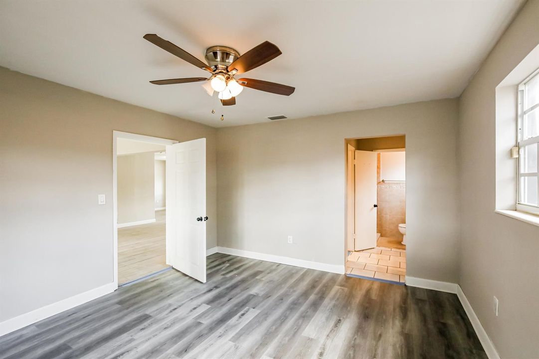 12-photo-Main-Bedroom-daa65f33-6c86-4c89