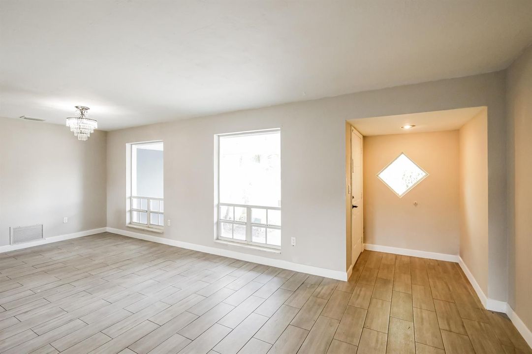 5-photo-Dining-Room-9dfd5cc1-99bc-4c4e-b