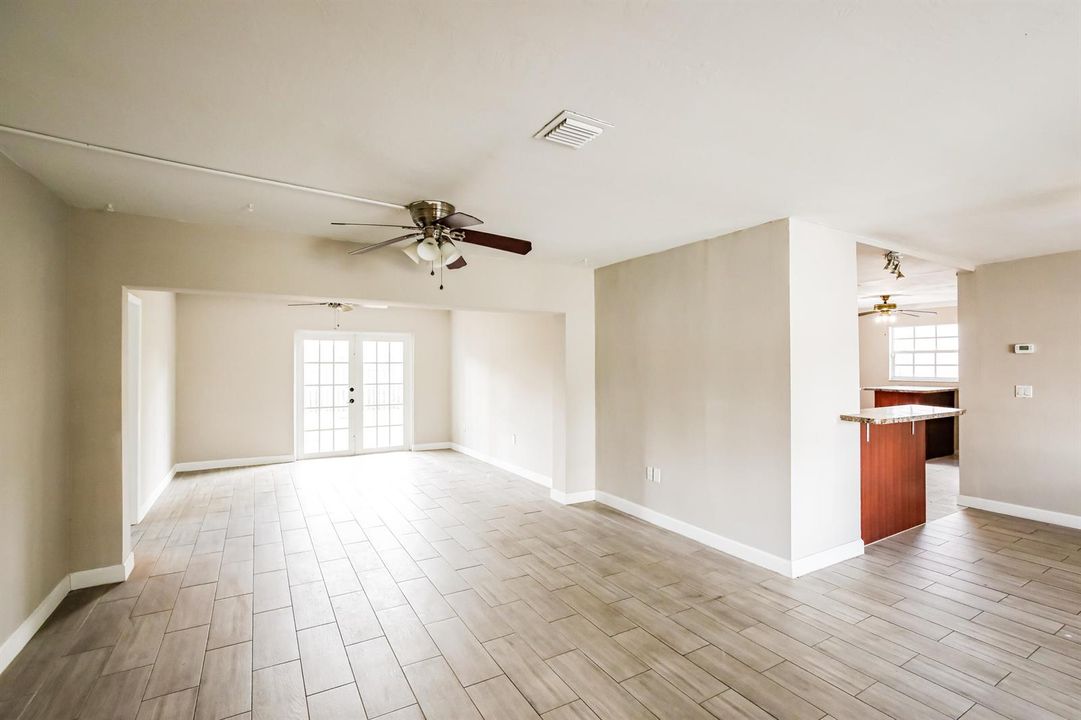 4-photo-Living-Room-844d4007-9d09-40a4-9