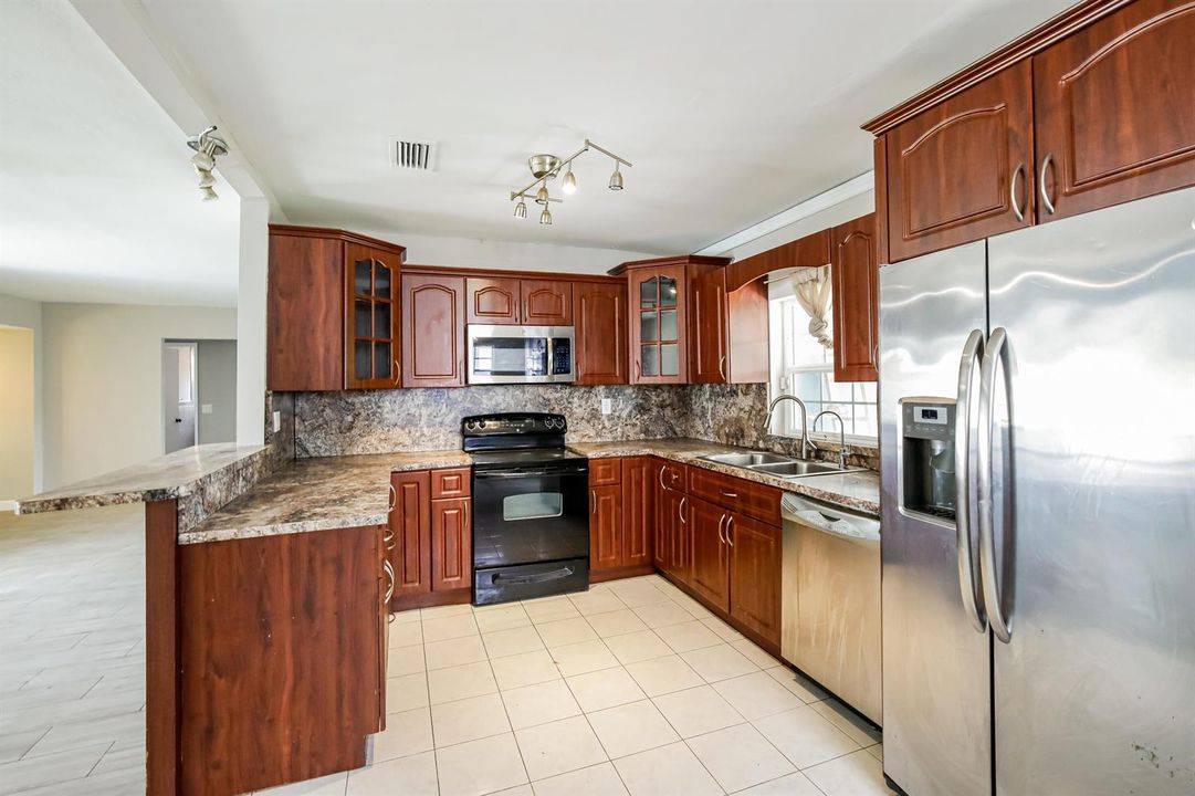 8-photo-Kitchen-14e553c9-93fe-46fe-b0fd-