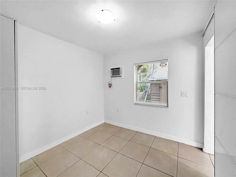 Active With Contract: $1,500 (1 beds, 1 baths, 400 Square Feet)