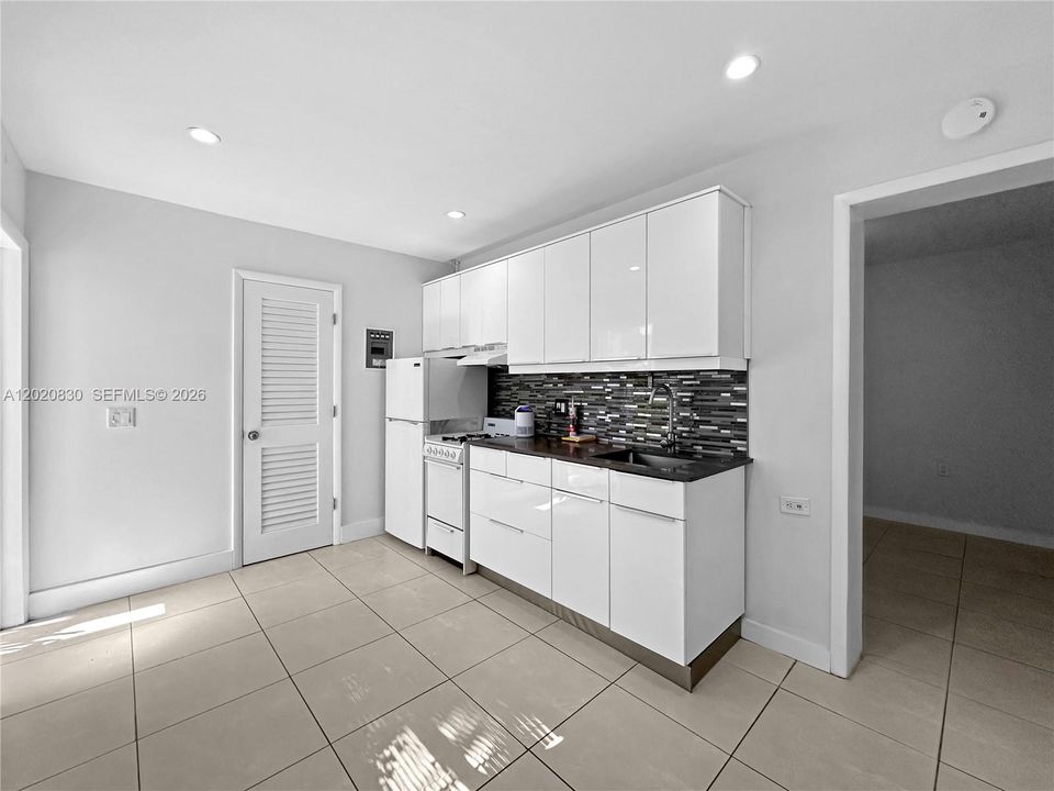Active With Contract: $1,500 (1 beds, 1 baths, 400 Square Feet)