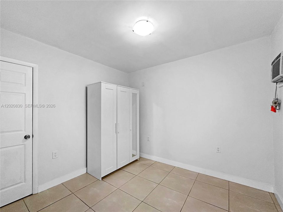 Active With Contract: $1,500 (1 beds, 1 baths, 400 Square Feet)