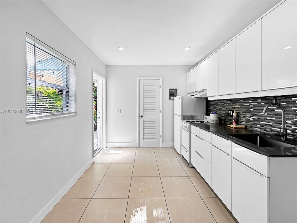Active With Contract: $1,500 (1 beds, 1 baths, 400 Square Feet)