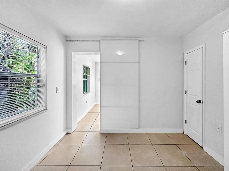Active With Contract: $1,500 (1 beds, 1 baths, 400 Square Feet)
