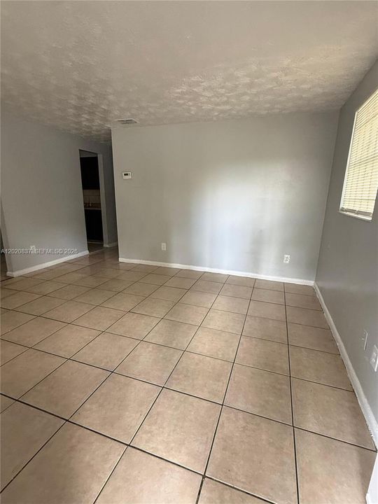 For Rent: $1,000 (3 beds, 1 baths, 828 Square Feet)