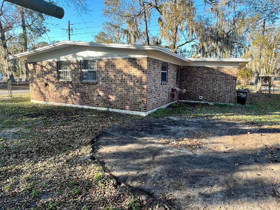 For Rent: $1,000 (3 beds, 1 baths, 828 Square Feet)