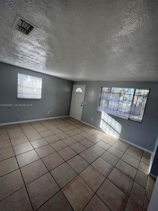 For Rent: $1,000 (3 beds, 1 baths, 828 Square Feet)