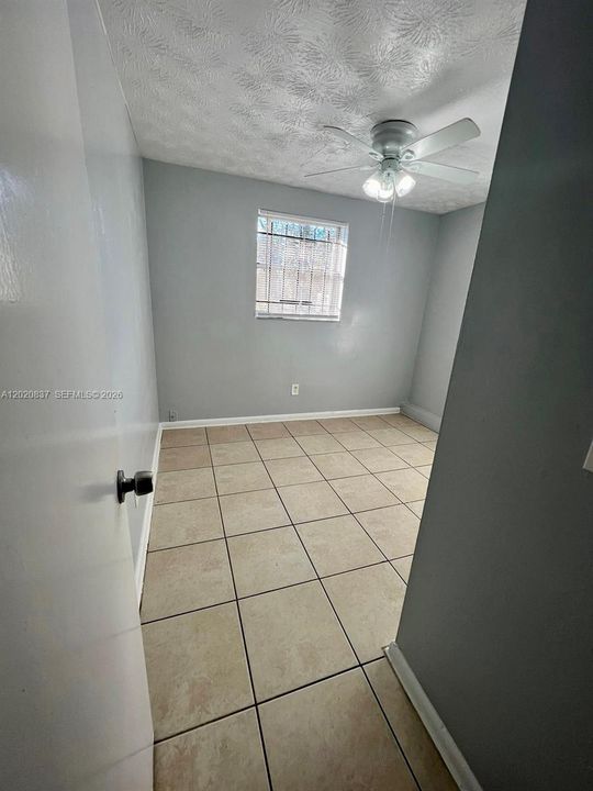 For Rent: $1,000 (3 beds, 1 baths, 828 Square Feet)