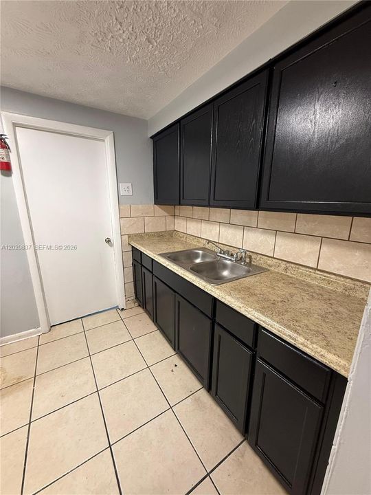 For Rent: $1,000 (3 beds, 1 baths, 828 Square Feet)