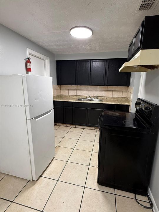 For Rent: $1,000 (3 beds, 1 baths, 828 Square Feet)