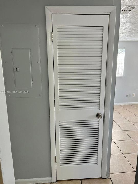 For Rent: $1,000 (3 beds, 1 baths, 828 Square Feet)
