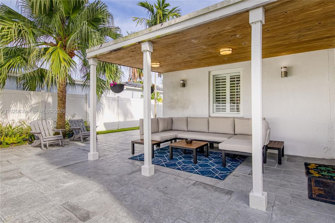 For Rent: $5,600 (3 beds, 2 baths, 1721 Square Feet)