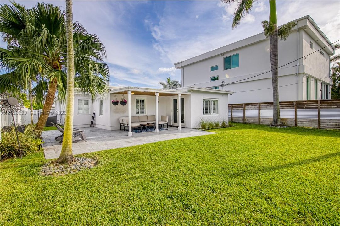 For Rent: $5,600 (3 beds, 2 baths, 1721 Square Feet)