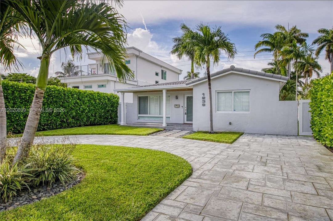 For Rent: $5,600 (3 beds, 2 baths, 1721 Square Feet)