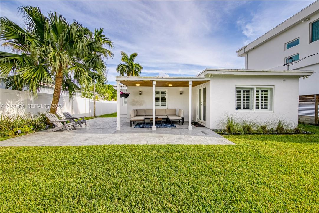 For Rent: $5,600 (3 beds, 2 baths, 1721 Square Feet)