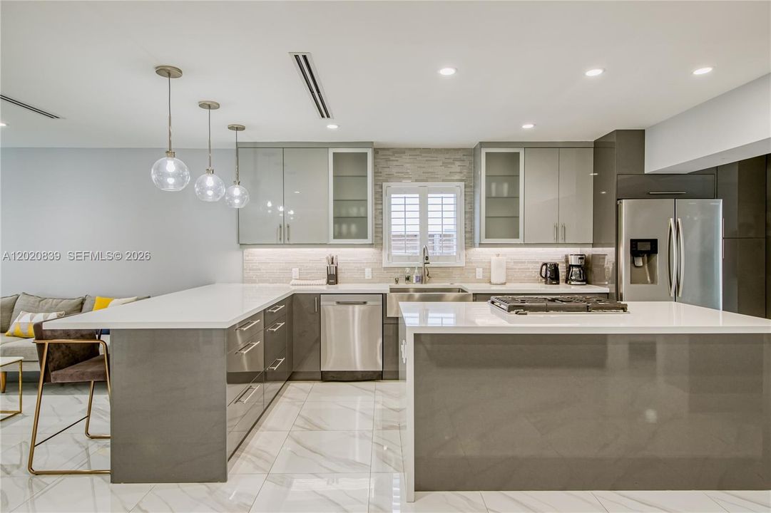 For Rent: $5,600 (3 beds, 2 baths, 1721 Square Feet)