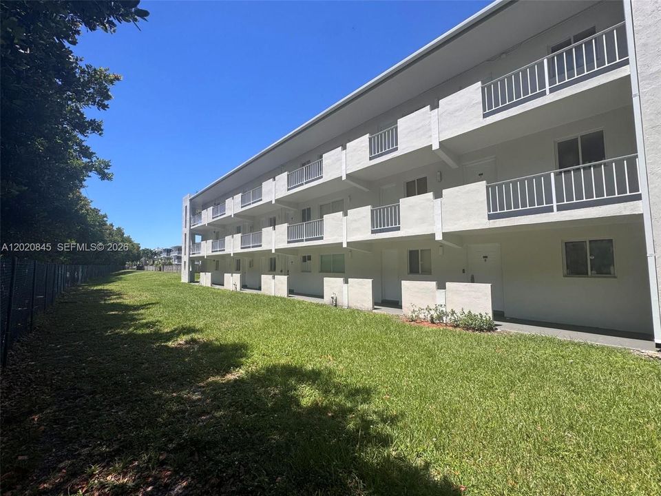 Active With Contract: $239,900 (1 beds, 1 baths, 648 Square Feet)