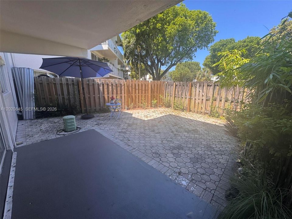 Active With Contract: $239,900 (1 beds, 1 baths, 648 Square Feet)