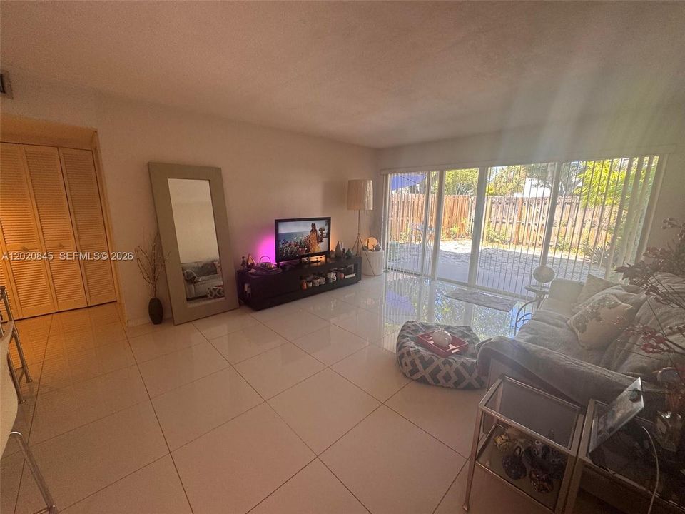 Active With Contract: $239,900 (1 beds, 1 baths, 648 Square Feet)