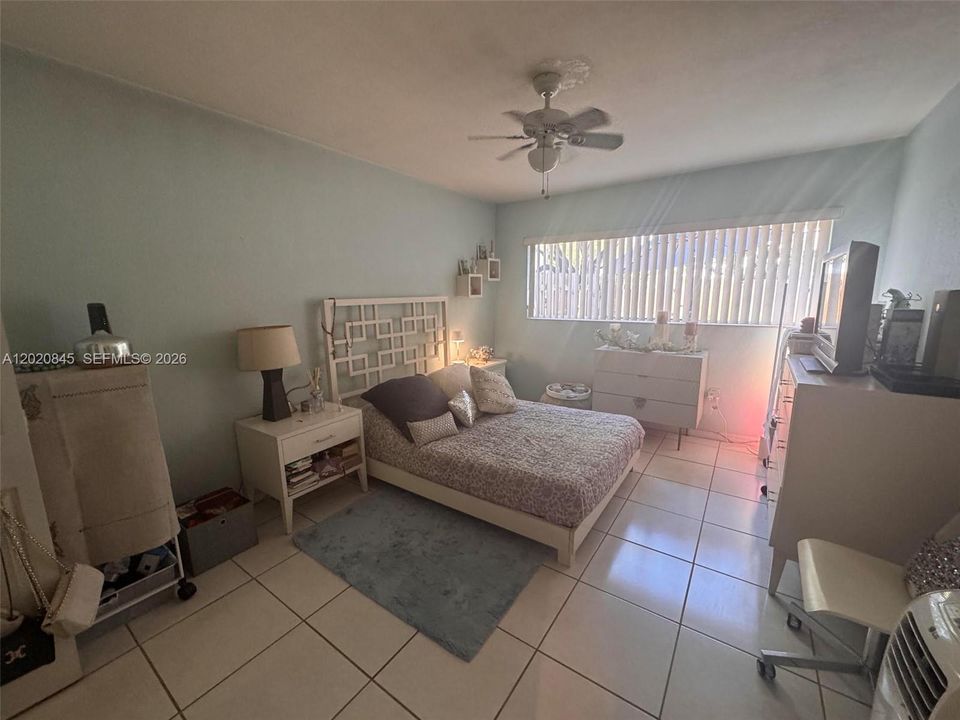 Active With Contract: $239,900 (1 beds, 1 baths, 648 Square Feet)