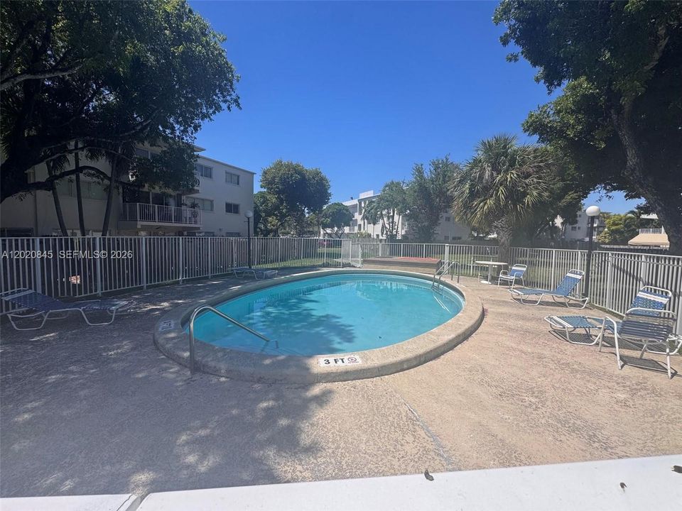 Active With Contract: $239,900 (1 beds, 1 baths, 648 Square Feet)